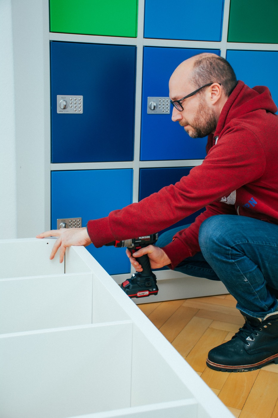 Assembling the lockers